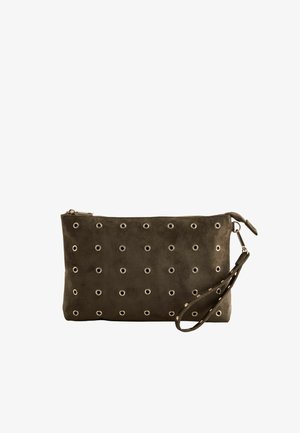 Mørkebrun ruskind clutch med gyldne cirkulære nitter arrangeret i rækker og en matchende håndledsrem fastgjort til en lynlåstrækker.