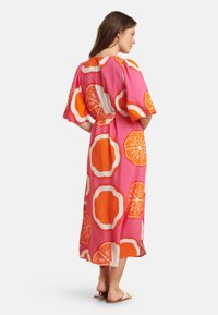Maxikleid in Pink mit auffälligen orange- und weißen Zitrusmustern. Lockere Passform mit kurzen Ärmeln und tailliertem Schnitt. Leichter Stoff.