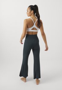 Yogasearcher JAIPUR FLARE PANTS - Donji dijelovi trenirke - forest