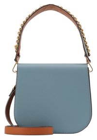 Niebieska skórzana torba o usztywnionym, zaokrąglonym kształcie. Posiada brązowy regulowany pasek i złoty łańcuch ozdobny wzdłuż uchwytu.