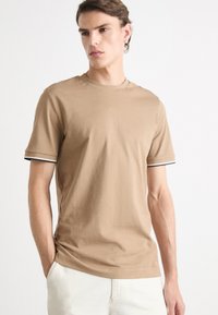 BOSS THOMPSON - Basic póló - open beige