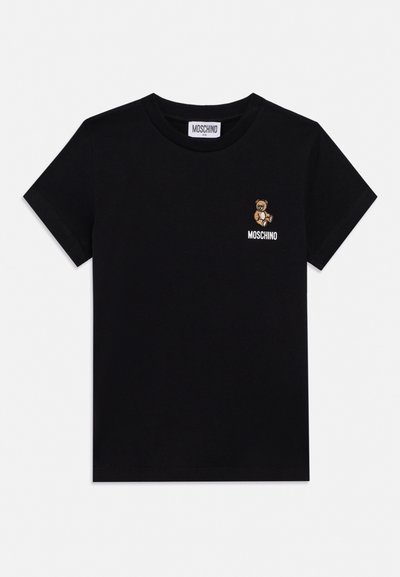 Črna Moschino majica s kratkimi rokavi z majhno grafiko plišastega medvedka in imenom blagovne znamke na levem prsnem delu.