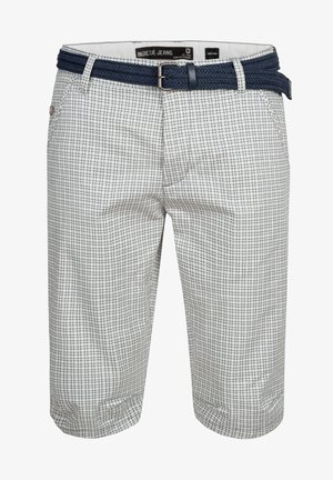 Shorts à carreaux gris et blancs avec des revers, tissu en coton, poches latérales et une ceinture tressée bleu marine. Design à l'avant plat.