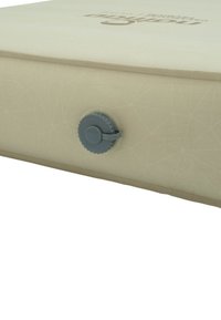 Rechthoekig beige kussen met een gestructureerd oppervlak en geometrisch patroon. Heeft een grijze ventiel voor inflatie door middel van draaien.