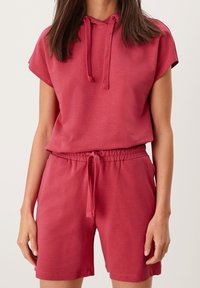 Czerwony dwuczęściowy zestaw z mieszanki bawełny, składający się z krótkiego kaptura z krótkim rękawem i sznurkiem oraz szortów z elastycznym pasem. Gładka tekstura na całej powierzchni.
