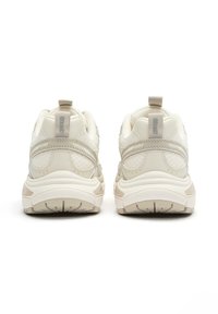 Încălțăminte sportivă albă cu un upper din plasă texturată, guler căptușit și o talpă robustă cu un model de profilare. 