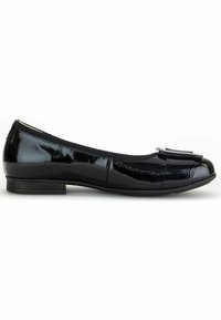 Ballerine in pelle verniciata nera con punta arrotondata, dotate di un dettaglio a fiocco e un tacco basso a blocco; superficie liscia e lucida senza motivi visibili.