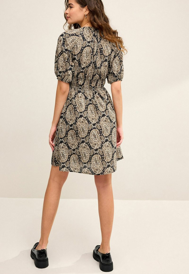 Next SHIRRED  REGULAR FIT - Freizeitkleid - black brown paisley print