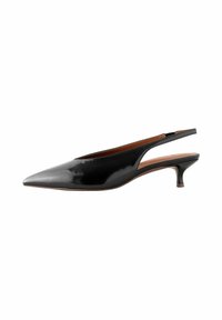 Musta kiilto-nahka slingback-korkokengät, joissa on terävä kärki ja pieni, paksu korko. Sivuilla on leikattu muotoilu.