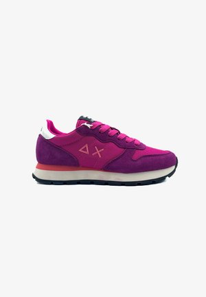 Paarse en roze sneaker met een gemengd materiaalontwerp van suede en mesh, textuur bovenkant, vetersluiting en een contrasterende zool.