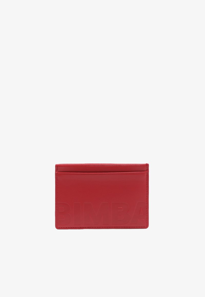 Tarjetero de cuero rojo con el logo "BIMBA" en relieve, textura suave y tres ranuras para tarjetas. Forma rectangular compacta con bordes cosidos.