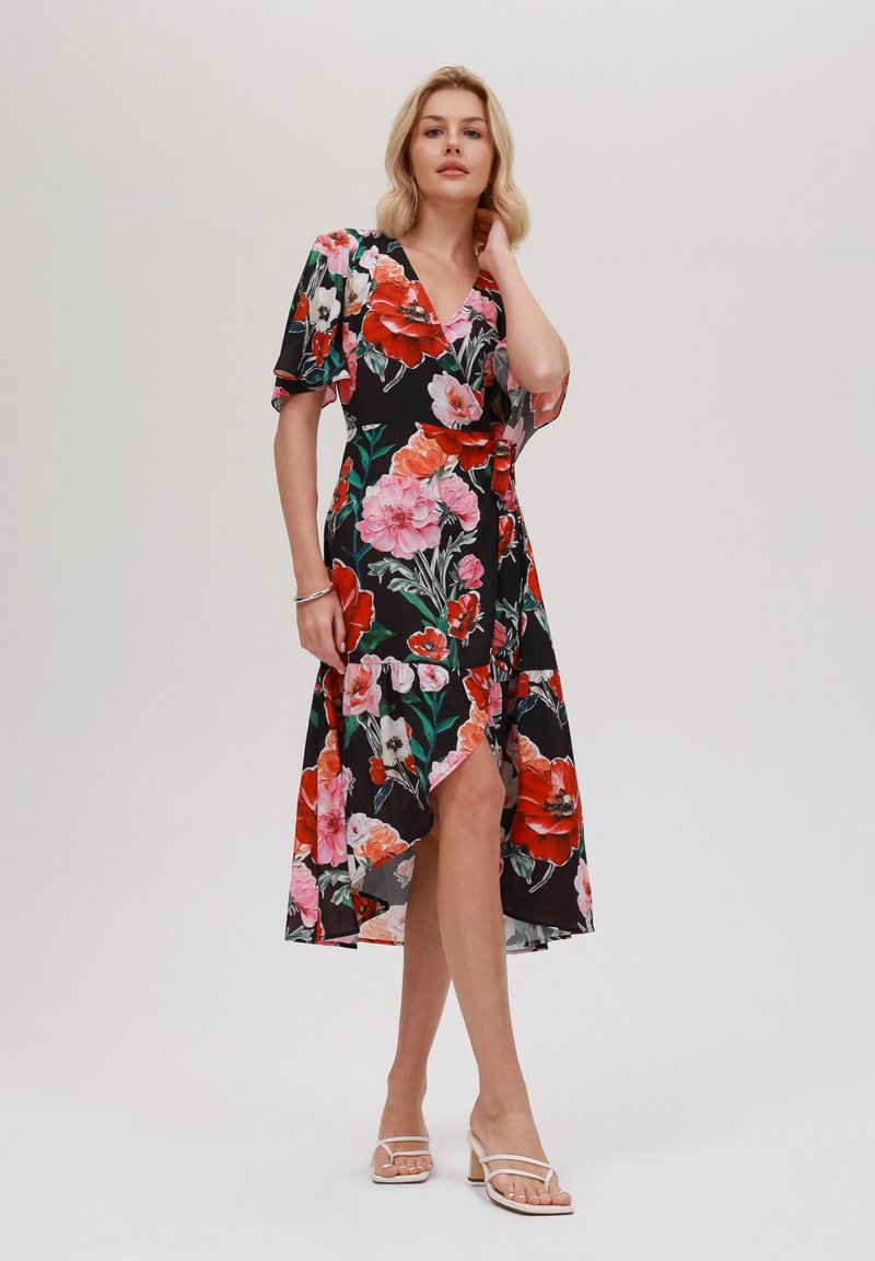 Schwarzes Blumenkleid mit roten und pinken Blumen, kurzen Ärmeln und einem High-Low-Saum sowie einem gebundenen Taillengürtel, aus leichtem Material gefertigt.