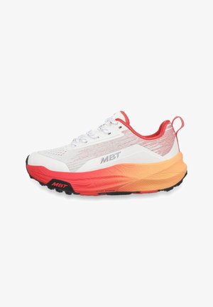 Zapatilla deportiva blanca con suela degradada en rojo y naranja, cordones blancos, forro interior rojo, lengüeta en el talón y marca MBT en el lateral y la suela.