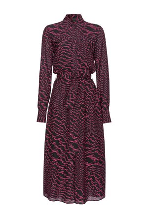 Robe noire avec un motif griffonné rose, manches longues, col à revers et taille ceinturée pour une silhouette ajustée.