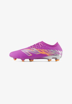 Scarpa da calcio viola con un design aerodinamico, superficie texturizzata, dettagli argentati e tacchetti arancioni, caratterizzata da un distintivo motivo a zigzag.