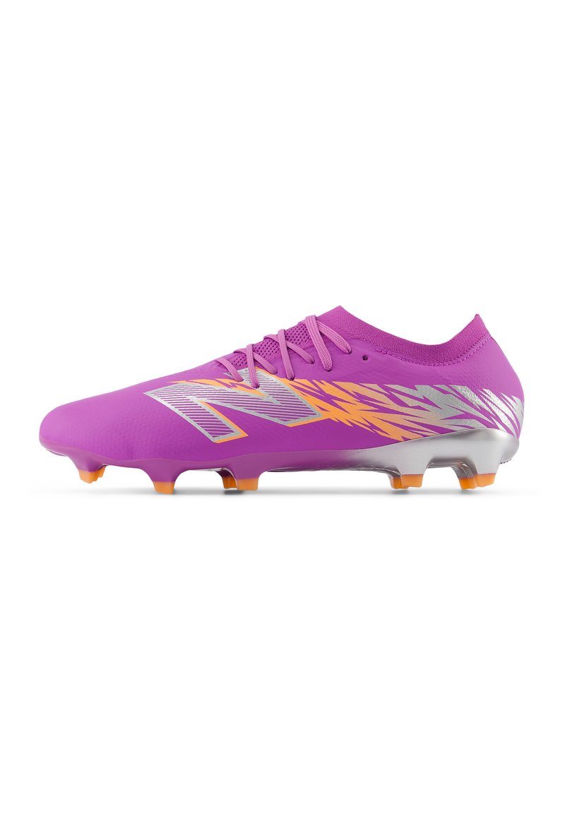 Scarpa da calcio viola con un design aerodinamico, superficie texturizzata, dettagli argentati e tacchetti arancioni, caratterizzata da un distintivo motivo a zigzag.