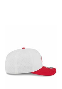 Rot und weißes Baseballcap mit einem perforierten weißen Stoffkörper, solidem roten Schirm und einem Logo an der Seite. Strukturiertes Design mit verstellbarem Rücken.