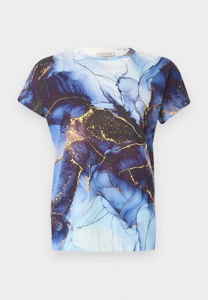 Kurzärmeliges blaues T-Shirt mit abstraktem dunkelblauem und goldenem Marmor-Muster, Rundhalsausschnitt und Markenlabel im Krageninneren.