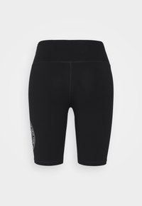 Shorts de sport noirs taille haute avec une couture au milieu du dos et un logo circulaire blanc sur la cuisse gauche.