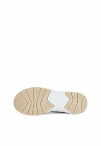 Semelle de chaussure en caoutchouc beige avec motifs de traction et une semelle intermédiaire blanche, vue par le dessous sur un fond blanc.