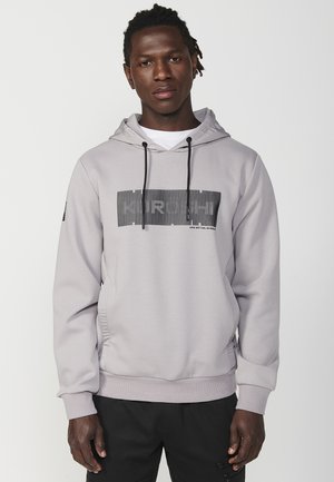 Sudadera con capucha gris, con un diseño gráfico de rayas en el frente, cordones negros y puños de canalé. Cuenta con bolsillos laterales y un ajuste relajado.