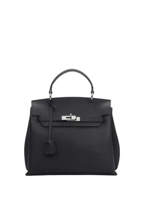 Czarna skórzana torebka z górnym uchwytem, srebrnym zapięciem i wiszącą skórzaną osłoną na klucz na białym tle.