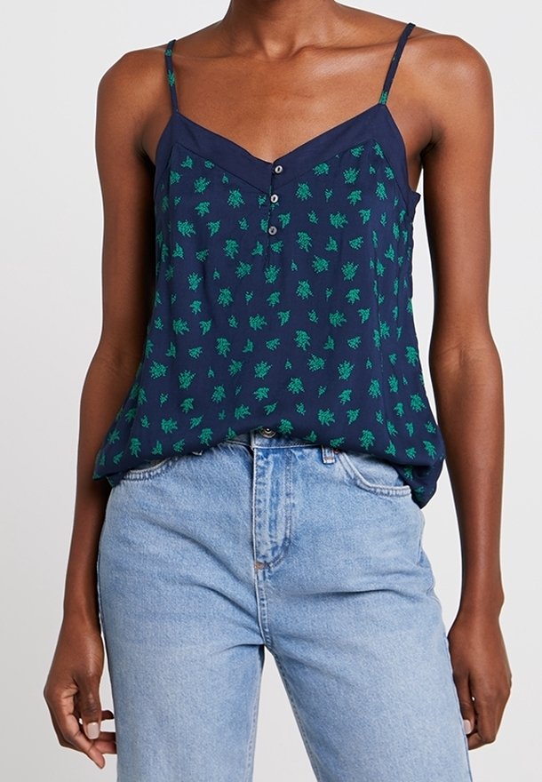 Mörkblå ärmlös topp med grönt bladmönster, med V-ringning, knappdetaljering och tunna axelband. Texturerad tyg, avslappnad passform.