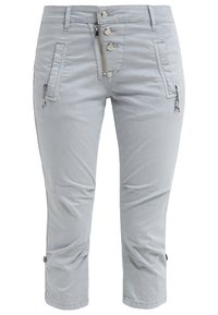 Ljusblå beskurna byxor med dragkedja och knappstängning. Har två framfickor, sidofickor med dragkedja och justerbara fållar. Slät textur.