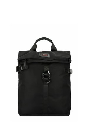 Schwarzer Rucksack mit einer oberen Klappe, doppelt geknöpften Riemen und einem stabilen Griff. Hergestellt aus strukturiertem Stoff mit einem Markenpatch.
