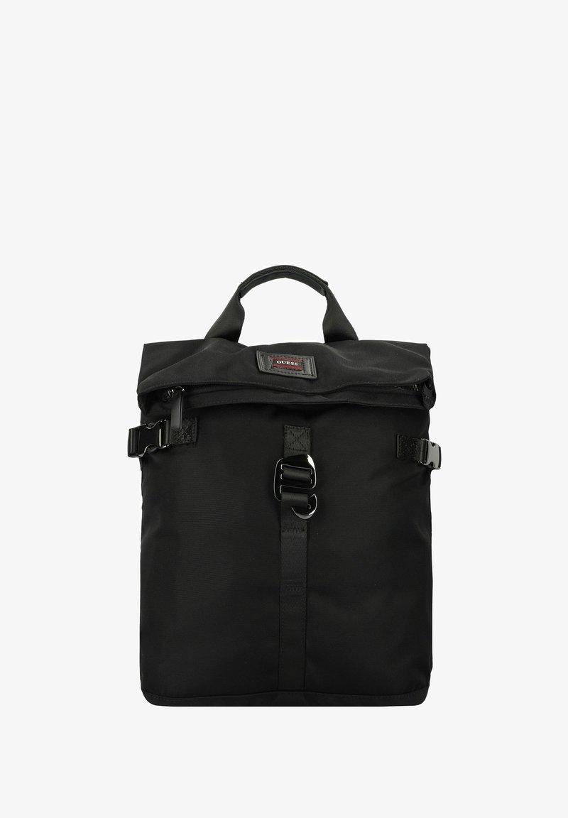 Schwarzer Rucksack mit einer oberen Klappe, doppelt geknöpften Riemen und einem stabilen Griff. Hergestellt aus strukturiertem Stoff mit einem Markenpatch.