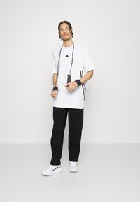 adidas Sportswear ESSENTIALS - Spodnie treningowe