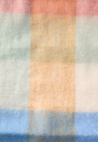 Vilnonis antklodė, turinti minkštą tekstūrą ir margą raštą su pastelinių spalvų deriniu: žalia, rožinė, oranžinė, kreminė ir mėlyna.