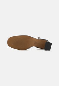ÁNGEL ALARCÓN Classic heels - black