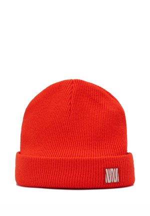 Gorro de punto color naranja brillante con puño doblado y una pequeña etiqueta rectangular con logo en el puño delantero.