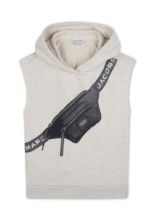 Top senza maniche con cappuccio, in tessuto grigio chiaro, presenta un design stampato di una borsa a tracolla nera con cerniere e logo lungo la tracolla.