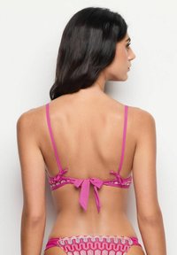 Roze bikini set met een patroon en contrasterende afwerking. Verstelbare bandjes en een striksluiting aan de achterkant. Lichte textuur.