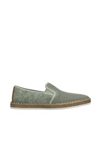 Scarpa slip-on verde chiaro realizzata in suede perforato e finta pelle, con un accento marrone al tallone e cuciture a contrasto lungo la suola.