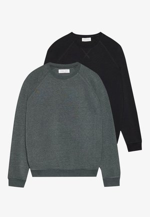 Dos sudaderas de cuello redondo: una verde oscuro y una negra. Ambas tienen mangas raglán, puños acanalados y una tela suave y texturizada.