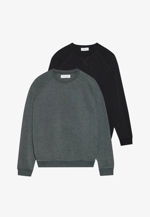 Dve puloverja s krožnim izrezom: en temno zeleni in en črn. Obe imata raglan rokave, rebraste manšete in mehak, teksturiran material.