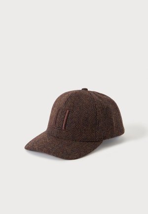 Casquette de baseball marron en tissu texturé avec une visière incurvée et une broderie en double ligne verticale en relief sur le panneau avant.