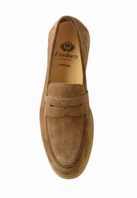 Braune Wildleder-Loafer mit runder Zehenpartie, gestickten Details und einem dekorativen Riemen über der Vorderseite. Texturiertes Obermaterial und Gummisohle.