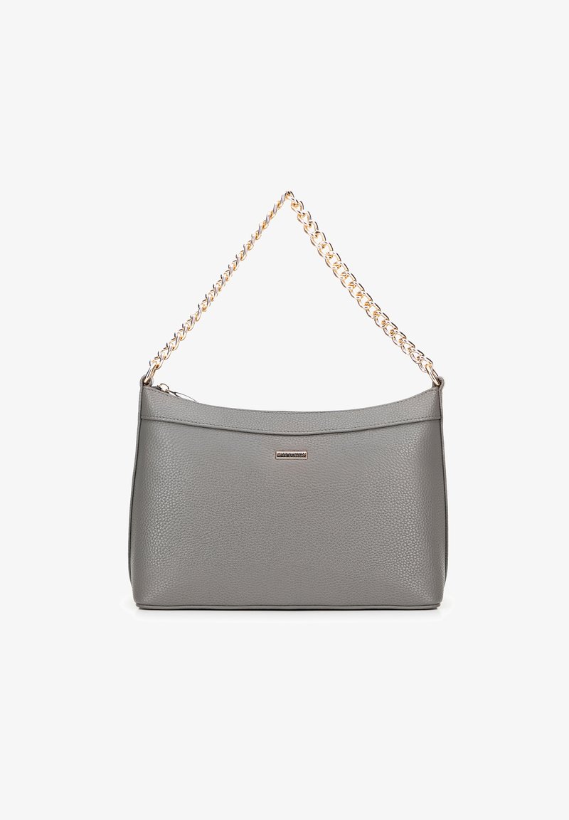 Grijze leren handtas met een gladde textuur, voorzien van een kettingriem. Het ontwerp is eenvoudig, met een horizontale sluiting en een subtiele logo-accent.