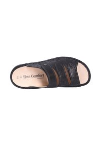Schwarze Ledersandale mit Ausschnittdesign, strukturiertem Obermaterial und gepolsterter Innensohle. Markename "Finn Comfort" auf dem Fußbett aufgedruckt.