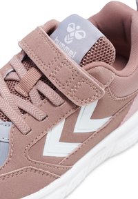 Rosa ruskinds sneakers med hvide zigzag-detaljer. Har mesh-sektioner, polstret krave og et velcroluk med snørebånd for en sikker pasform.