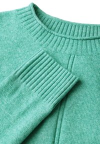 Turkos stickad tröja med ribbad rundhals och muddar, med en mjuk textur och ett strukturerat mönster på kroppen.
