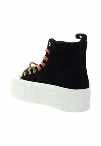 Czarne zamszowe sneakersy w stylu high-top z białą, żłobioną platformą. Posiadają złote oczka i różowe sznurowadła. Zawierają pętelkę na pięcie.