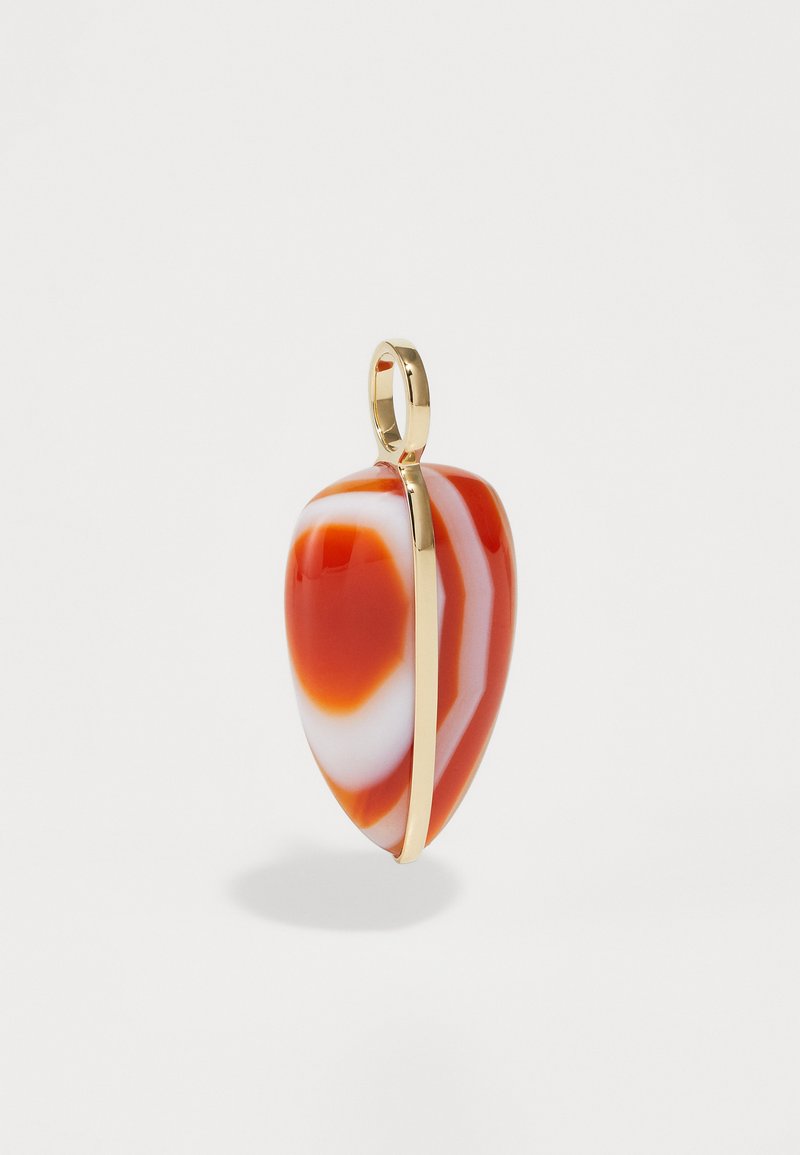 Hematit v obliki srca v rdeči in beli barvi z zlatim kovinskim detaljem, ki prikazuje gladko in sijočo teksturo ter osrednjo zlato črto.