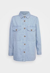 Jasnoniebieska kurtka jeansowa z długimi rękawami, zapinana na guziki z przodu, z dwoma kieszeniami na piersi i brązowymi guzikami. Posiada klasyczny kołnierz i prosty krój.