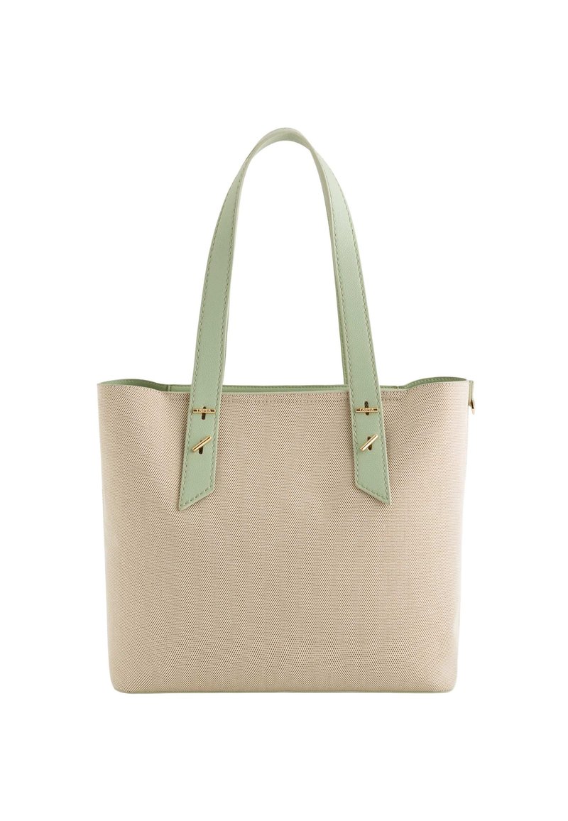 Bolsa tote de lona beige con asas de imitación de cuero verde claro. Presenta herrajes en tono dorado y una forma rectangular estructurada.