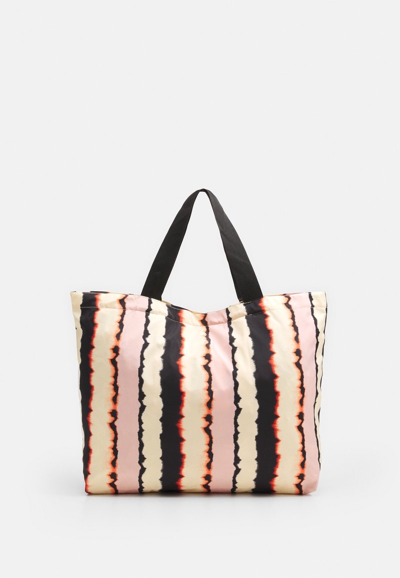 Borsa tote multicolore con motivo a righe in beige, rosa, nero e rosso. Realizzata in tessuto morbido e presenta due manici neri.